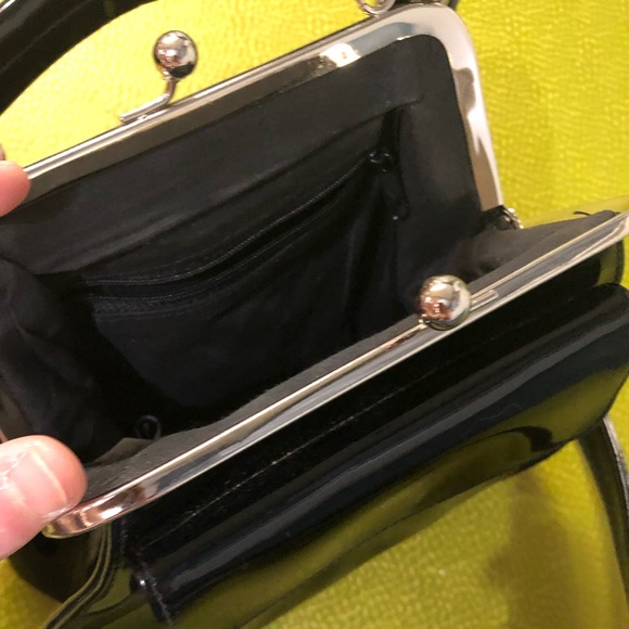 Gorgeous vintage shiny black purse - Picture 5 of 6